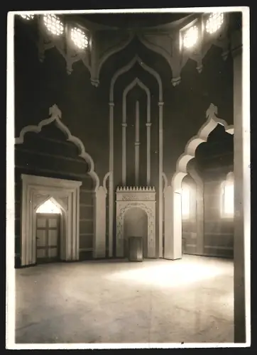 Fotografie unbekannter Fotograf, Ansicht Berlin-Wilmersdorf, Innenansicht der Moschee in der Brienner Str., Mimbar