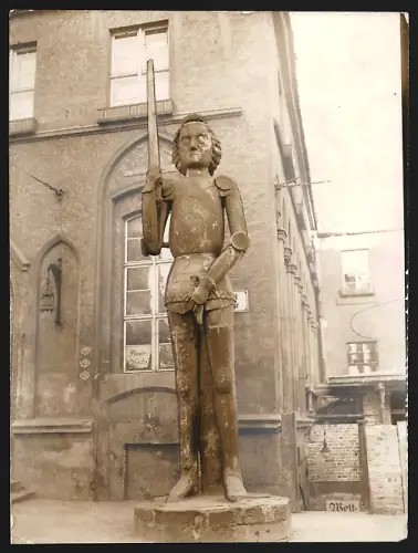 Fotografie unbekannter Fotograf, Ansicht Brandenburg / Havel, der Roland vor dem Rathaus, Gesamthöhe 6 Meter