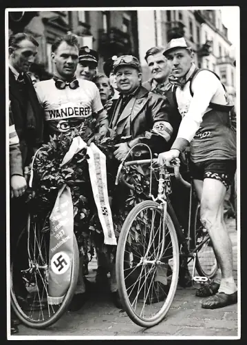 Fotografie unbekannter Fotograf, Ansicht Frankfurt / Main, Sieger im Fahrrad Rennen Bruno Roth und Kiowski