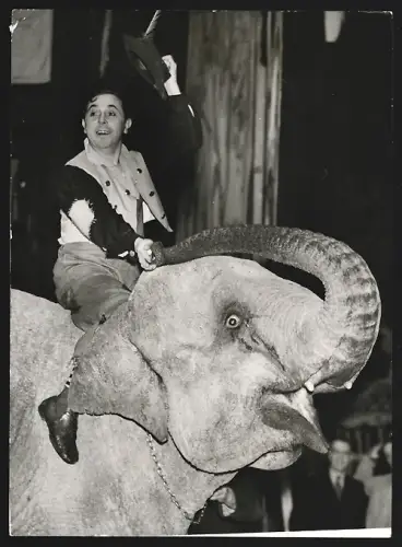 Fotografie Comedian Lupino Lane auf seinem Elefanten Rosie im Coliseum Theater in London