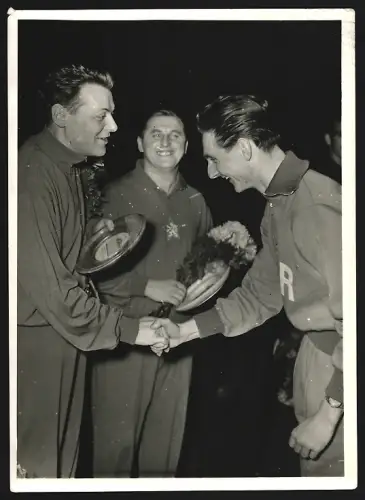 Fotografie Tischtennis Länderkampf DDR - CSR, Weltmeister Andreadis (CSR) reicht Hauschmann (DDR) die Hand