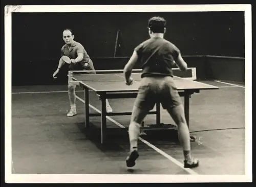 Fotografie Tischtennis, Spieler Pleuse aus Berlin gegen den Hessen Seyfert, Endstand 2:1