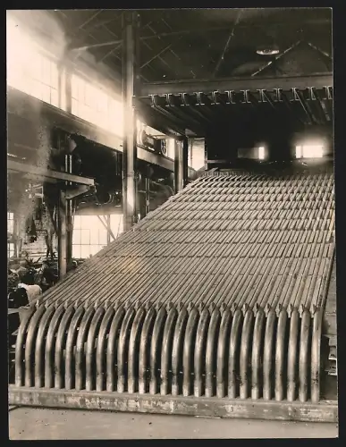 Fotografie unbekannter Fotograf und Ort, Stahlrohre als Kühlrippen in einer Fabrik