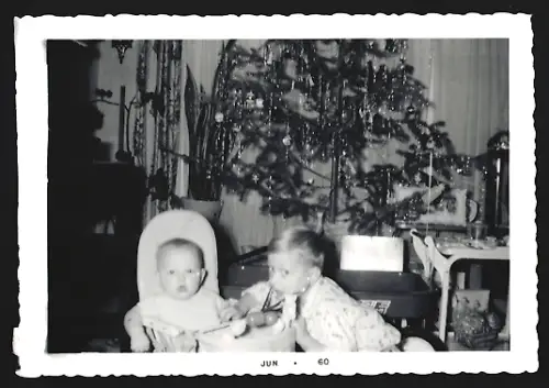3 Fotografien zwei junge Knaben unterm Weihnachtsbaum mit Geschenken, spielen Doktor, 1960