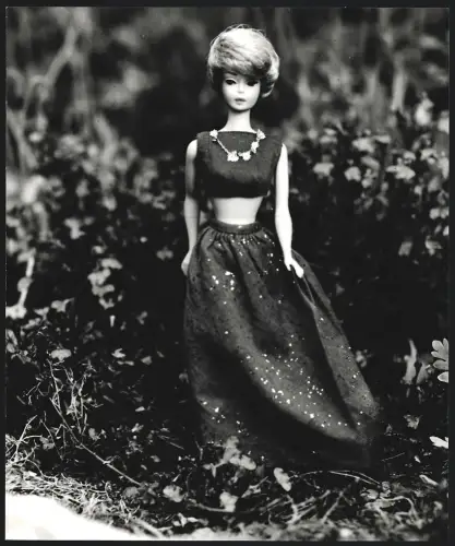 Fotografie Allan Grant, London, Barbie Puppe with a gold-spangled blue skirt in fine knit, bare-midriff top, Spielzeug