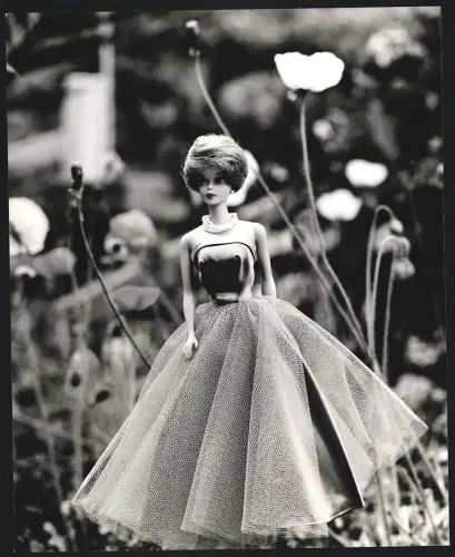Fotografie Allan Grant, London, Barbie Puppe in a long green satin ball gown with a tulle overskirt, Spielzeug