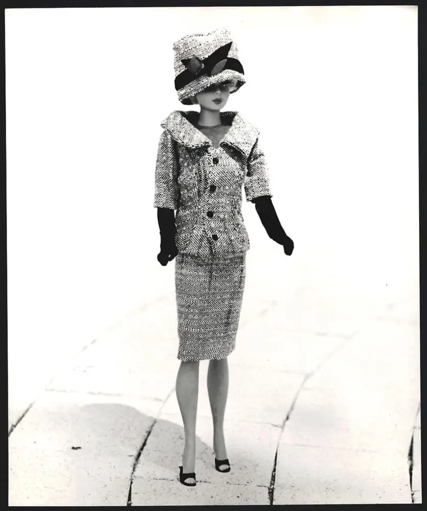 Fotografie Allan Grant, London, Career girl Barbie Puppe with a smart tweed suit with matching hat and accessories 0