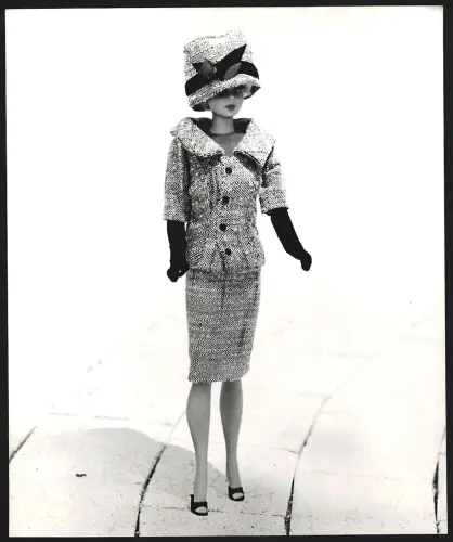 Fotografie Allan Grant, London, Career girl Barbie Puppe with a smart tweed suit with matching hat and accessories