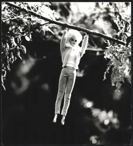 Fotografie Allan Grant, London, Barbie Puppe in casual slim blue velvet trousers with matching cardigan and sweater