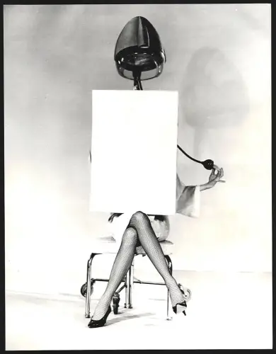 Fotografie Ästhetischer Schnappschnuss einer Frau mit schönen Beinen und Netzstrumpfhose unter der Trockenhaube