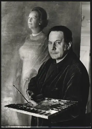 Fotografie Italienischer Maler Pietro Annigoni mit seinem Portrait von Bridget Oppenheimer, Grossformat 22 x 31cm
