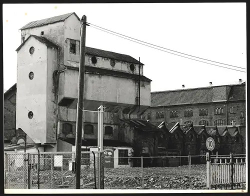 Fotografie Ansicht Kassel, Partie bei der Salzmann Fabrik, Umzugskartons und Paletten, Grossformat 31 x 24cm