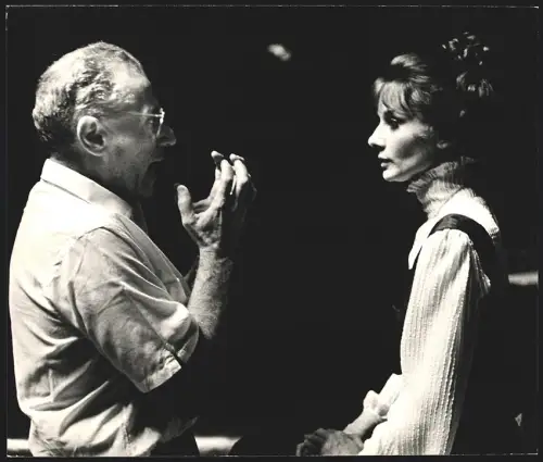 Fotografie Regisseur George Cukor spricht mit Schauspielerin Audrey Hepburn, Grossformat 31 x 26cm
