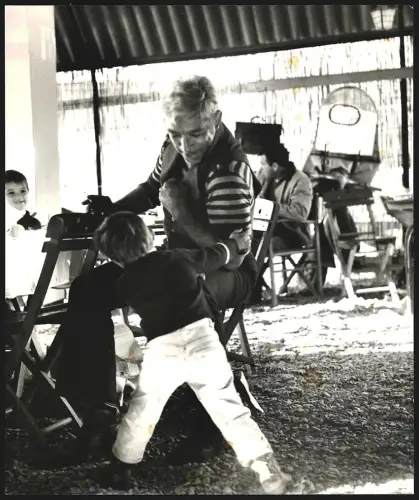 Fotografie Portrait von Schauspieler Anthony Quinn mit seinem Sohn Francesco, Grossformat 24 x 29cm
