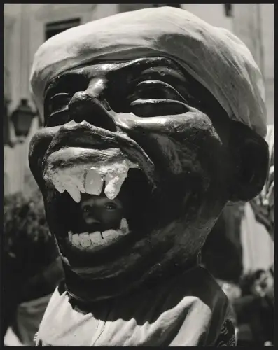 Fotografie Mann im Faschingskostüm in Spanien, Gigantes y cabezudos, Grossformat 22 x 28cm