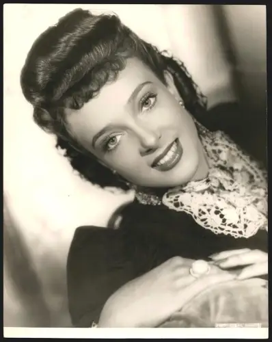 Fotografie Portrait der lächelnden französischen Schauspielerin Micheline Presle, Grossformat 24 x 30cm