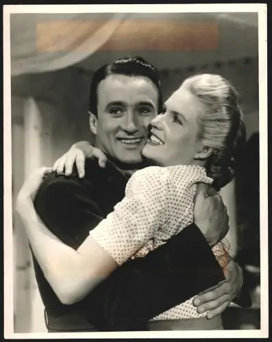 Fotografie Portrait der Schauspieler Richard Lorenz und Heliane Bei im Film Wir haben geheiratet in enger Umarmung