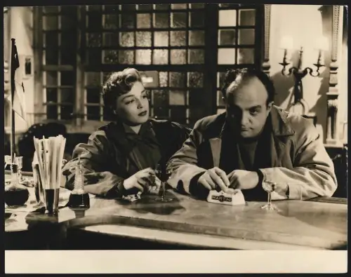 Fotografie Schauspieler Simone Signoret und Bernard Blier im Film Meine Frau die Sünderin, Grossformat 30 x 24cm