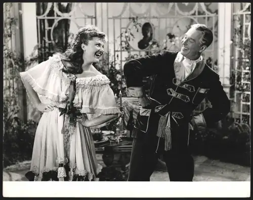 Fotografie Kostümierte Schauspieler Maurice Chevalier und Annie Ducaux in einem Film, Grossformat 30 x 24cm