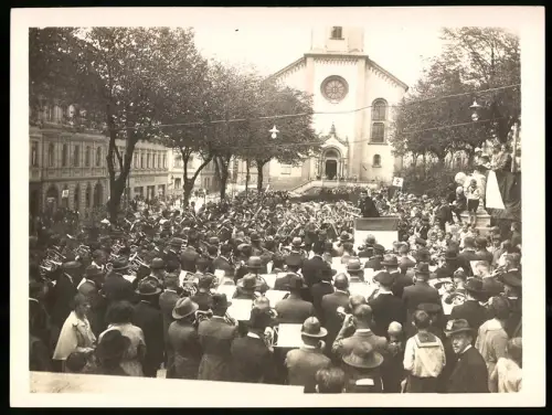 Fotografie unbekannter Fotograf, Ansicht Markneukirchen, St. Nicolai, Konzert und Menschenmenge, Grossformat 19 x 25cm