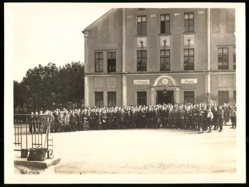 Fotografie unbekannter Fotograf, Ansicht Markneukirchen, Gruppenfoto vor dem Schützenhaus