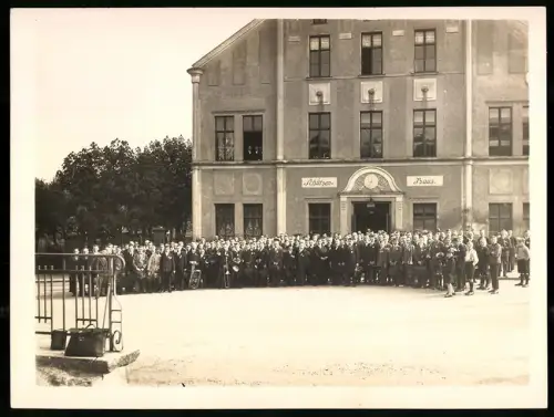 Fotografie unbekannter Fotograf, Ansicht Markneukirchen, Gruppenfoto mit Musikinstrumenten vor dem Schützenhaus