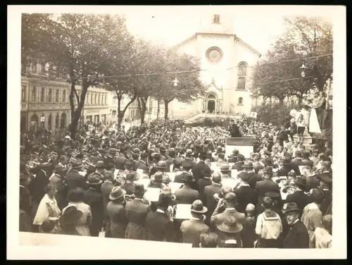 Fotografie unbekannter Fotograf, Ansicht Markneukirchen, St. Nicolai, Konzert 1930, Grossformat 19 x 25cm