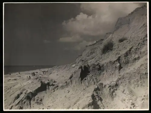 Fotografie H. v. Seggern & Sohn, Hamburg, Ansicht Sylt, Felsen am Strand mit Blick auf das Meer, Grossformat 19 x 25cm