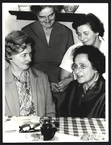Fotografie Schriftstellerin Ruth Seydewitz an einem Tisch sitzend