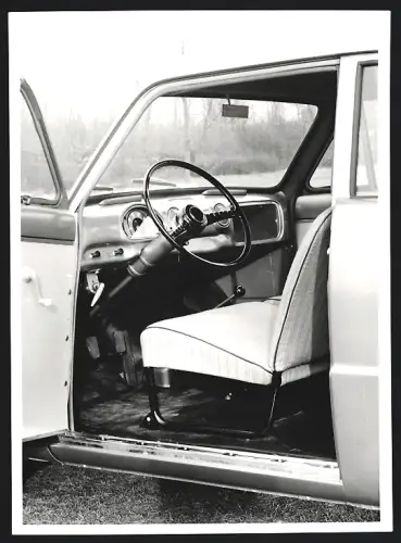 Fotografie Otto Hausmann, Passau, Theresienstr. 27, Ford Taunus Weltkugel, Blick ins Auto durch die offene Fahrertür