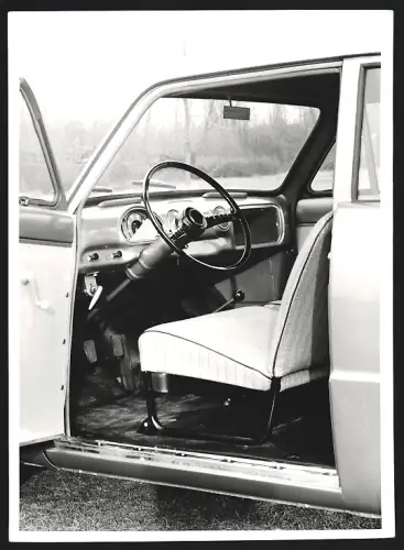Fotografie Otto Hausmann, Passau, Theresienstr. 27, Ford Taunus Weltkugel, Blick in das Auto durch die offene Fahrertür
