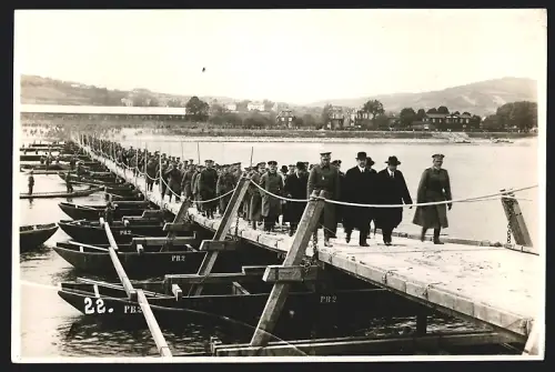 Fotografie Ansicht Klosterneuburg, Heeresminister Vaugoin im Sommer 1925, Soldaten auf einer Brücke