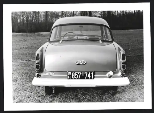 Fotografie Otto Hausmann, Passau, Theresienstr. 27, Ford Taunus Weltkugel, Ansicht des Autos von hinten