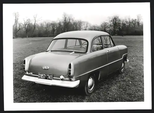 Fotografie Otto Hausmann, Passau, Theresienstr. 27, Ford Taunus Weltkugel, Ansicht des Autos auf einer Wiese