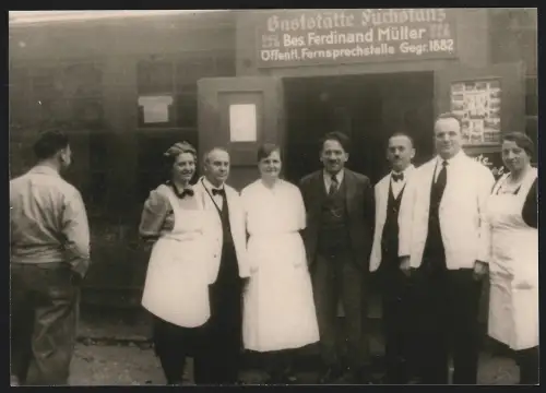 Fotografie Ansicht Königstein im Taunus, Gasthaus Fuchstanz, Bes. Ferdinand Müller, Gruppenbild vor dem Eingang