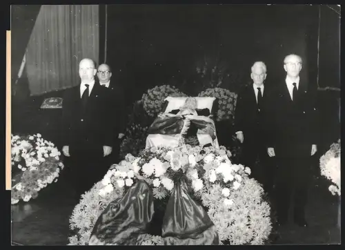 Fotografie Ehrenwache am Sarge Wilhelm Piecks 1960, Walter Ulbricht, Otto Grotewohl, Friedrich Ebert, Post mortem