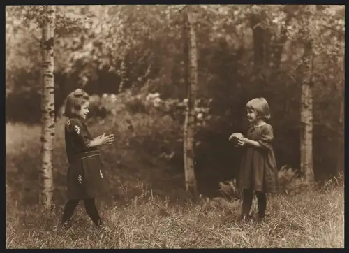 Fotografie Th. Hilsdorf, München, Amalienstr. 15, Zwei Mädchen spielen mit einem Ball auf einer Wiese