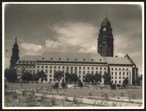 Fotografie Walter Hahn, Dresden, Godeffroystrasse 26, Ansicht Dresden, Rathaus mit Grünanlage, Grossformat 19 x 25cm