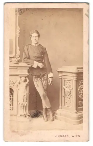 Fotografie J. Ungar, Wien, junger Soldat in Uniform mit Schützenschnur