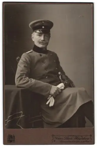 Fotografie Franz Beck, Magdeburg, Offizier Armin Werner aus Schönebeck im Uniformrock mit Säbel, 1907