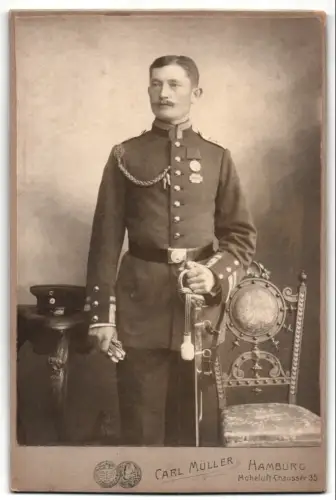 Fotografie Carl Müller, Hamburg, junger Uffz. in Uniform Inf. Rgt. 7 mit Orden und Gefechtspange, Schützenschnur, Säbel