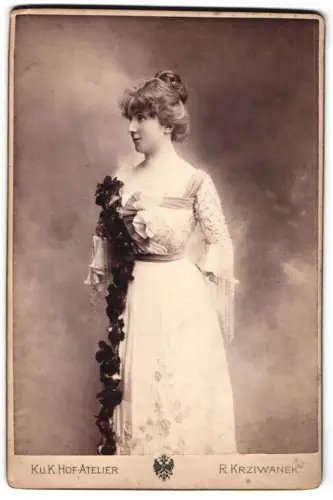 Fotografie R. Krziwanek, Ischl, Schauspielerin Hermine Körner im hellen Kleid mit Blumen verziert