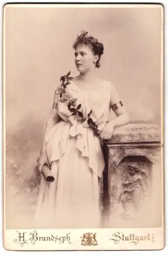 Fotografie H. Brandseph, Stuttgart, junge Schauspielerin im Bühnenkostüm