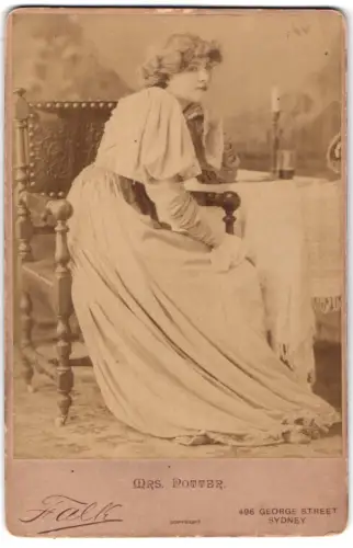 Fotografie Falk, Sydney, Portrait Cora Brown-Potter / Mary Cora Urquhart, ehemaliges Mitglied der The Four Hundred