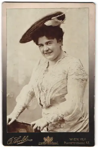 Fotografie Ch. Scolik, Wien, Schauspielerin Hansi Niese im hellen Kleid
