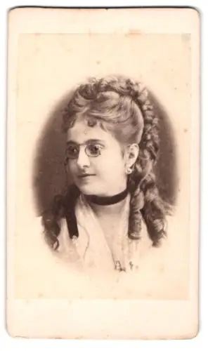Fotografie Adelina Patti, spanische Opernsängerin mit Zwickerbrille