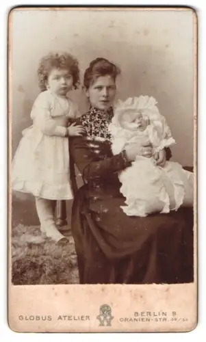 Fotografie Globus Atelier, Berlin, Mutter Frieda mit Tochter Bertha und Sohn Herbert Liesk im Arm, Mutterglück, 1901