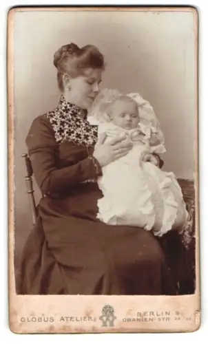 Fotografie Globus Atelier, Berlin, Mutter mit ihrem getauften Sohn Herbert Liesk im Arm, Mutterglück, 1901