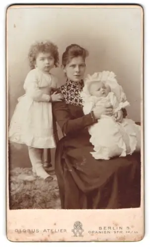 Fotografie Globus Atelier, Berlin, Mutter und Tochter mit kleinem Brüderchen im Wickel, Mutterglück