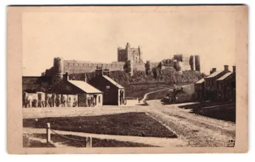 Fotografie J. Borthwick, Alnwick, Ansicht Bamburgh, Blick nach Bamburgh Castle